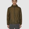 패커블 윈드 재킷 다크 올리브