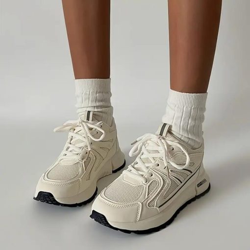 어느 의상에나 잘 어울리는 심플한 디자인의 스니커즈 HQ-904